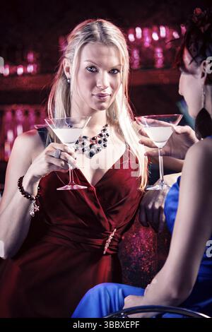 Eine Gruppe junger Frauen in der Bar Stockfoto