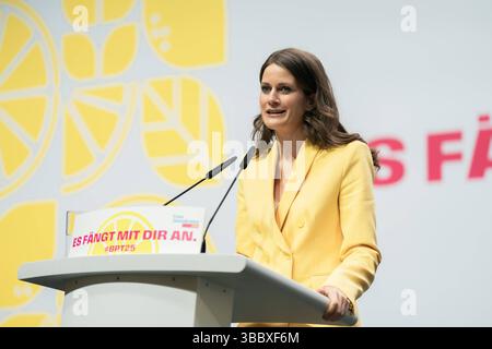 17.05.2025 - Berlin, Deutschland, Europa: 76. Ordentlicher Bundesparteitag der FDP / Freie Demokraten - Estrel Berlin: Susanne Seehofer, Tochter des ehemaligen Bundesinnenministers Horst Seehofer. *** 17 05 2025 Berlin, Deutschland, Europa 76 ordentliche Bundesparteikonferenz der FDP-Freidemokraten Estrel Berlin Susanne Seehofer, Tochter des ehemaligen Bundesinnenministers Horst Seehofer Copyright: XJamesxZabelx Stockfoto
