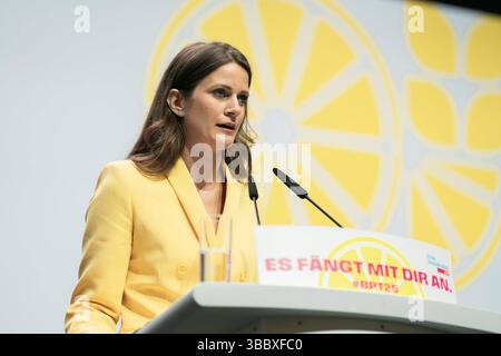 17.05.2025 - Berlin, Deutschland, Europa: 76. Ordentlicher Bundesparteitag der FDP / Freie Demokraten - Estrel Berlin: Susanne Seehofer, Tochter des ehemaligen Bundesinnenministers Horst Seehofer. *** 17 05 2025 Berlin, Deutschland, Europa 76 ordentliche Bundesparteikonferenz der FDP-Freidemokraten Estrel Berlin Susanne Seehofer, Tochter des ehemaligen Bundesinnenministers Horst Seehofer Copyright: XJamesxZabelx Stockfoto