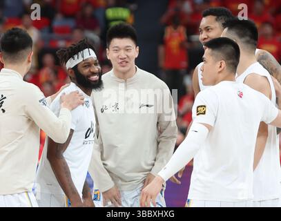 Hangzhou, chinesische Provinz Zhejiang. Mai 2025. Eugene German (2. L) von Beijing Ducks reagiert vor dem Endspiel der fünften Runde zwischen Zhejiang Lions und Beijing Ducks in der Saison 2024-2025 der chinesischen Basketball Association (CBA) Liga in Hangzhou, ostchinesische Provinz Zhejiang, 17. Mai 2025. Quelle: Luo Yuan/Xinhua/Alamy Live News Stockfoto
