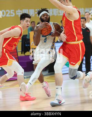 Hangzhou, chinesische Provinz Zhejiang. Mai 2025. Eugene German (C) von Beijing Ducks bricht während des Endspiels der 5. Runde zwischen Zhejiang Lions und Beijing Ducks in der Saison 2024-2025 der chinesischen Basketball Association (CBA) Liga in Hangzhou, ostchinesische Provinz Zhejiang, am 17. Mai 2025 durch. Quelle: Luo Yuan/Xinhua/Alamy Live News Stockfoto