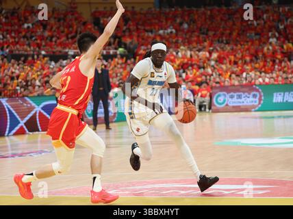 Hangzhou, chinesische Provinz Zhejiang. Mai 2025. Nuni Omot (R) von Beijing Ducks bricht während des Endspiels der 5. Runde zwischen Zhejiang Lions und Beijing Ducks in der Saison 2024-2025 der chinesischen Basketball Association (CBA) Liga in Hangzhou, ostchinesische Provinz Zhejiang, am 17. Mai 2025 durch. Quelle: Luo Yuan/Xinhua/Alamy Live News Stockfoto
