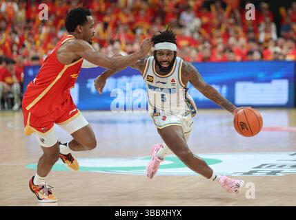Hangzhou, chinesische Provinz Zhejiang. Mai 2025. Eugene German (R) von Beijing Ducks bricht beim Endspiel der fünften Runde zwischen Zhejiang Lions und Beijing Ducks in der Saison 2024-2025 der chinesischen Basketball Association (CBA) Liga in Hangzhou, ostchinesische Provinz Zhejiang, am 17. Mai 2025 durch. Quelle: Luo Yuan/Xinhua/Alamy Live News Stockfoto