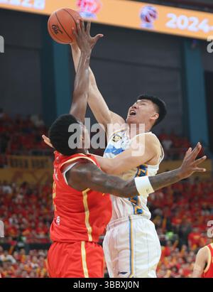 Hangzhou, chinesische Provinz Zhejiang. Mai 2025. Fan Ziming (R) von Beijing Ducks schießt den Ball während des Endspiels der fünften Runde zwischen Zhejiang Lions und Beijing Ducks in der Saison 2024-2025 der chinesischen Basketball Association (CBA) Liga in Hangzhou, ostchinesische Provinz Zhejiang, am 17. Mai 2025. Quelle: Luo Yuan/Xinhua/Alamy Live News Stockfoto