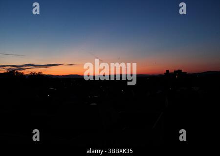 Ruhiger Abenddämmerhimmel mit Silhouetten und Hügeln Stockfoto