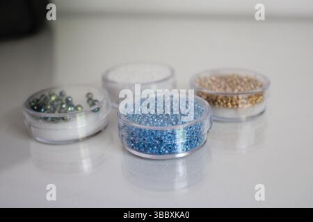 Nahaufnahme farbenfroher Glasperlen für DIY-Schmuck und Kunsthandwerk Stockfoto