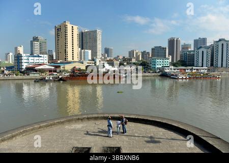 Sehen Sie Gebäude und den Pasig Fluss im Intramuros Viertel, Philippinen, Südostasien Stockfoto