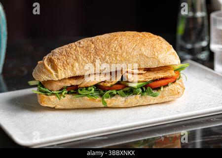 Ciabatta-Sandwich mit Huhn und Salat Stockfoto