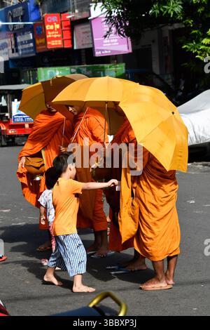 Buddhistische Mönche auf Ihren morgendlichen Almosen rund, Phnom Penh, Kambodscha, South Esat Asien. Stockfoto