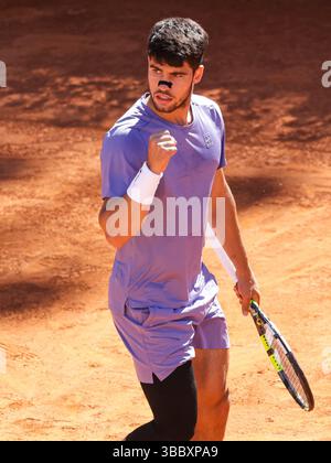 Rom, Italien. Mai 2025. Carlos Alcaraz treibt sich während der Internazionali BNL d’Italia, International Tennis Match in Rom, Italien, 17. Mai 2025 Credit: Independent Photo Agency/Alamy Live News Stockfoto
