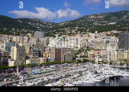 Blick auf große Yachten in der Port Hercule Marina, farbenfrohe Skyline, Monaco Stockfoto