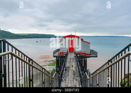 Ein hölzerner Steg und eine Rettungsbootstation am Tenby Beach, South Pembrokeshire, Wales Stockfoto