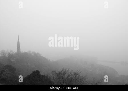 Misty Dawn über Baochu Pagode und West Lake vom Baoshi Hill Stockfoto
