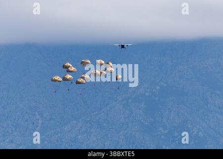 22. April 2025, Frankreich, Calvi: Fallschirmjäger springen am 22. April 2025 bei Calvi auf der Insel Korsika (Frankreich) mit Fallschirmen von einem Airbus CN-235 der französischen Armée de l’Air. Die französische Armee de l’Air et de l’Espace ist einer der fünf Zweige der französischen Streitkräfte. Das 2e régiment étranger de parachutistes (2e REP) ist eine Luftlandeeinheit der französischen Fremdenlegion mit Sitz in Camp Raffalli auf Korsika (Korsika). Foto: Matthias Balk/dpa Stockfoto