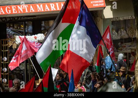 Paris, Frankreich. Mai 2025. Demonstranten versammeln sich im Stadtzentrum, um gegen die laufenden israelischen Luftangriffe auf Gaza zu protestieren. Die Demonstranten schwenken palästinensische Flaggen und halten Zeichen, die ein Ende der Gewalt fordern, als Teil einer globalen Bewegung, die einen Waffenstillstand und internationale Intervention fordert. Stockfoto