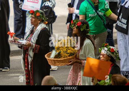Paris, Frankreich. Mai 2025. Demonstranten versammeln sich im Stadtzentrum, um gegen die laufenden israelischen Luftangriffe auf Gaza zu protestieren. Die Demonstranten schwenken palästinensische Flaggen und halten Zeichen, die ein Ende der Gewalt fordern, als Teil einer globalen Bewegung, die einen Waffenstillstand und internationale Intervention fordert. Stockfoto