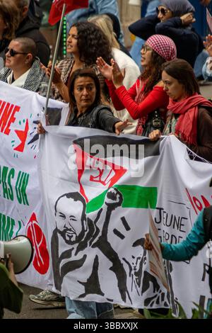 Paris, Frankreich. Mai 2025. Demonstranten versammeln sich im Stadtzentrum, um gegen die laufenden israelischen Luftangriffe auf Gaza zu protestieren. Die Demonstranten schwenken palästinensische Flaggen und halten Zeichen, die ein Ende der Gewalt fordern, als Teil einer globalen Bewegung, die einen Waffenstillstand und internationale Intervention fordert. Stockfoto