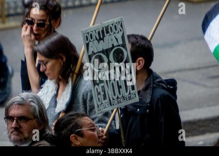 Paris, Frankreich. Mai 2025. Demonstranten versammeln sich im Stadtzentrum, um gegen die laufenden israelischen Luftangriffe auf Gaza zu protestieren. Die Demonstranten schwenken palästinensische Flaggen und halten Zeichen, die ein Ende der Gewalt fordern, als Teil einer globalen Bewegung, die einen Waffenstillstand und internationale Intervention fordert. Stockfoto