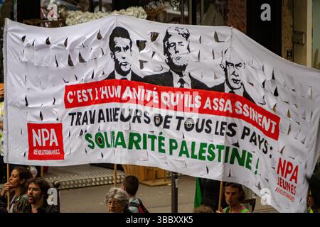 Paris, Frankreich. Mai 2025. Demonstranten versammeln sich im Stadtzentrum, um gegen die laufenden israelischen Luftangriffe auf Gaza zu protestieren. Die Demonstranten schwenken palästinensische Flaggen und halten Zeichen, die ein Ende der Gewalt fordern, als Teil einer globalen Bewegung, die einen Waffenstillstand und internationale Intervention fordert. Stockfoto