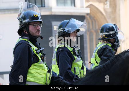 Bristol, Großbritannien. Mai 2025. Bristol protestiert gegen Hass vor dem Cenotaph. Die Aussicht auf eine Demonstration, bei der der UKIP-Führer Nick Tenconi zu Massendeportationen und einem Ende der linken Wollheit aufruft, hat eine Gegendemo im Stadtzentrum von Bristol von verschiedenen nicht-hierarchischen Gruppen unter dem Banner Bristol Against Hass ausgelöst. Die Polizei von Avon und Somerset sorgt für die öffentliche Ordnung, indem sie UKIP und Bristol gegen Hass trennt. Stockfoto