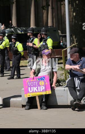 Bristol, Großbritannien. Mai 2025. Ein ukip-Unterstützer. Ist abgebildet. Bristol protestiert gegen Hass vor dem Cenotaph. Die Aussicht auf eine Demonstration, bei der der UKIP-Führer Nick Tenconi zu Massendeportationen und einem Ende der linken Wollheit aufruft, hat eine Gegendemo im Stadtzentrum von Bristol von verschiedenen nicht-hierarchischen Gruppen unter dem Banner Bristol Against Hass ausgelöst. Quelle: JMF News/Alamy Live News Stockfoto