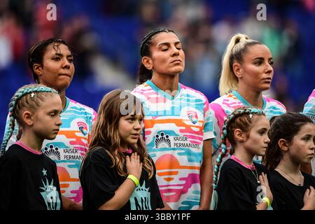 Harrison, Usa. Mai 2025. Harrison, USA, 17. Mai 2025: Gia Corley (11 San Diego Wave FC) Kenza Dali (10 San Diego Wave FC) und Adriana Leon (9 San Diego Wave FC) während der Nationalhymne vor dem Spiel der National Women's Soccer League zwischen Gotham FC und San Diego Wave FC im Sports Illustrated Stadium in Harrison, NJ United States (NUR REDAKTIONELLE VERWENDUNG). (Rebekah Wynkoop/SPP) Credit: SPP Sport Press Photo. /Alamy Live News Stockfoto
