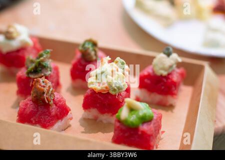 Bio-Fleisch-Sushi. Fleisch-Sushi-Rezept. Schritt-für-Schritt-Vorbereitung. Gemischtes Tablett Ihrer Wahl. Stockfoto