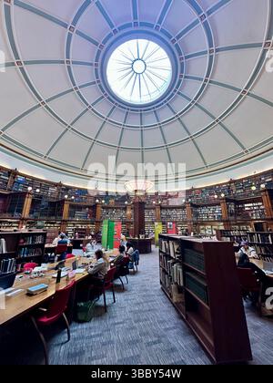 Picton Reading Room, Liverpool Central Library, mit kunstvoller Kuppeldecke, Bücherregalen und Schreibtischarbeitern. Editorial, 17. Mai 2025. Stockfoto