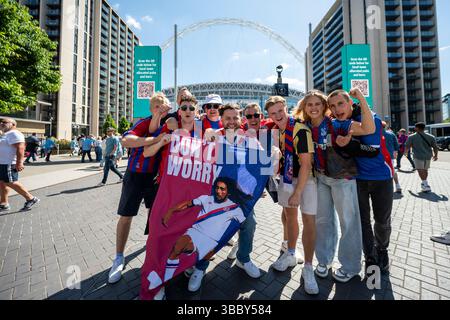 London, Großbritannien. 17. Mai 2025. Crystal Palace Fans auf olympische Art vor dem Wembley Stadium für das FA Cup Finale gegen Manchester City. Quelle: Stephen Chung / Alamy Live News Stockfoto