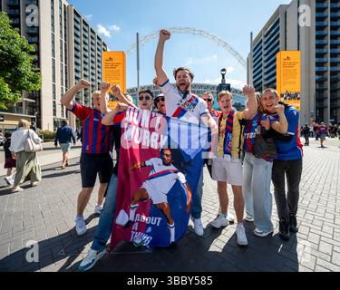 London, Großbritannien. 17. Mai 2025. Crystal Palace Fans auf olympische Art vor dem Wembley Stadium für das FA Cup Finale gegen Manchester City. Quelle: Stephen Chung / Alamy Live News Stockfoto