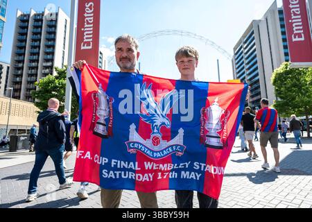 London, Großbritannien. 17. Mai 2025. Crystal Palace Fans auf olympische Art vor dem Wembley Stadium für das FA Cup Finale gegen Manchester City. Quelle: Stephen Chung / Alamy Live News Stockfoto