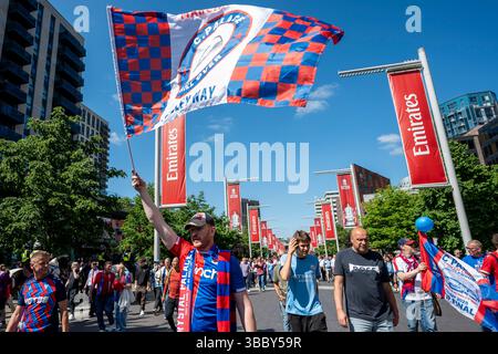 London, Großbritannien. 17. Mai 2025. Crystal Palace Fans auf olympische Art vor dem Wembley Stadium für das FA Cup Finale gegen Manchester City. Quelle: Stephen Chung / Alamy Live News Stockfoto