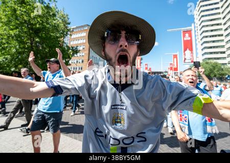 London, Großbritannien. 17. Mai 2025. Manchester City Fans in olympischer Weise vor dem Wembley Stadium für das FA Cup Finale gegen Crystal Palace. Quelle: Stephen Chung / Alamy Live News Stockfoto