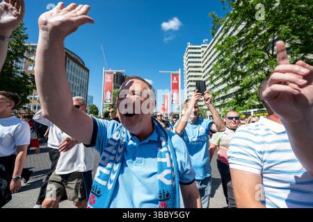 London, Großbritannien. 17. Mai 2025. Manchester City Fans in olympischer Weise vor dem Wembley Stadium für das FA Cup Finale gegen Crystal Palace. Quelle: Stephen Chung / Alamy Live News Stockfoto