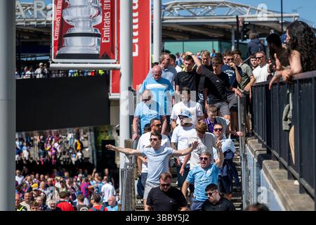 London, Großbritannien. 17. Mai 2025. Manchester City Fans in olympischer Weise vor dem Wembley Stadium für das FA Cup Finale gegen Crystal Palace. Quelle: Stephen Chung / Alamy Live News Stockfoto