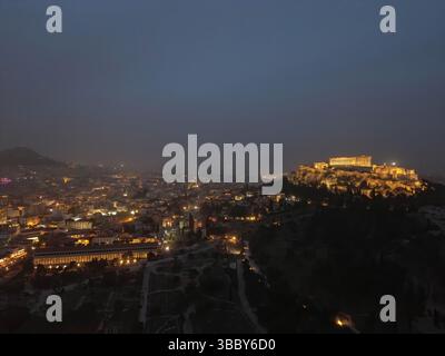 Athen, Griechenland, 16. Mai 2025. Aus der Vogelperspektive sieht man Athen bedeckt mit Staubwolken über dem antiken Denkmal der Akropolis. Eine dicke Decke aus Sahara-Staub fegte am Freitag über die griechische Hauptstadt und ließ die Stadt trüben und warnte die Behörden. Quelle: Dimitris Aspiotis/Alamy Stockfoto
