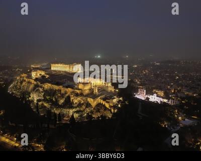 Athen, Griechenland, 16. Mai 2025. Aus der Vogelperspektive sieht man Athen bedeckt mit Staubwolken über dem antiken Denkmal der Akropolis. Eine dicke Decke aus Sahara-Staub fegte am Freitag über die griechische Hauptstadt und ließ die Stadt trüben und warnte die Behörden. Quelle: Dimitris Aspiotis/Alamy Stockfoto