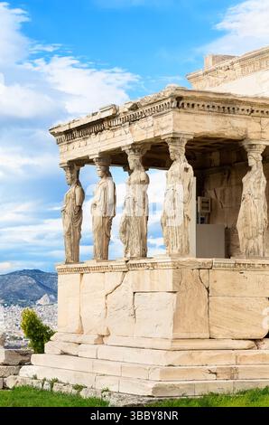 Die Veranda der Karyatiden auf Erechtheion, Akropolis von Athen, Griechenland. Der alte Erechtheion-Tempel mit den Karyatiden-Säulen in Athen, Griechenland. Ve Stockfoto