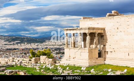Die Veranda der Karyatiden auf Erechtheion, Akropolis von Athen, Griechenland. Der alte Erechtheion-Tempel mit den schönen Karyatiden-Säulen in Athen, Stockfoto