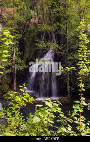 Das historische Dorf Rastoke in der Stadt Slunj, wo der Fluss Slunjčica über Kaskaden und Wasserfälle in den Fluss Korana mündet, Kroatien Stockfoto