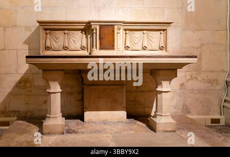 Paris, Frankreich-16. April 2025: Steinaltar mit Tabernakel in Notre-Dame Stockfoto