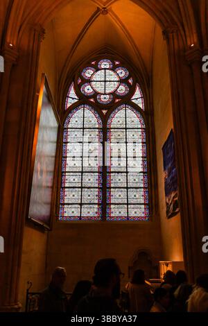 Paris, Frankreich-16. April 2025: Touristen sehen Buntglas in Notre-Dame Stockfoto