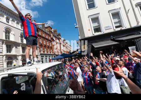 London, Großbritannien. 17. Mai 2025. Covent Garden wird zum Leben erweckt: Crystal Palace Fans treffen sich vor dem Finale des FA Cup gegen Manchester City zu einem Treffen vor Wembley. Anrede: Andrea Domeniconi/Alamy Live News Stockfoto