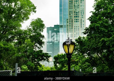 Manhattan Skyline an einem nebeligen Tag vom Central Park. Stockfoto