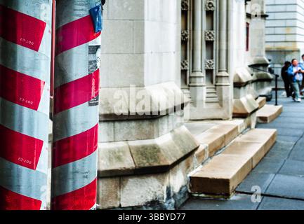 Friseurpfosten vor einem Museum in New York City Stockfoto