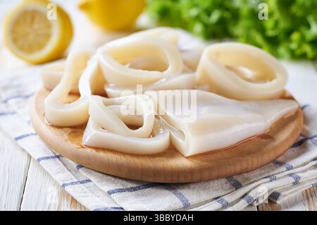 Zubereitung von rohen Tintenfischen und Zutaten auf dem Tisch in Nahaufnahme. Stockfoto