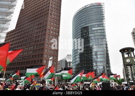 Berlin, Deutschland. Mai 2025. Demonstranten stehen bei einer pro-palästinensischen Demonstration am Potsdamer Platz. Quelle: Paul Zinken/dpa/Alamy Live News Stockfoto