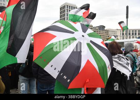Berlin, Deutschland. Mai 2025. Demonstranten stehen mit Fahnen und Regenschirmen bei einer pro-palästinensischen Demonstration am Potsdamer Platz. Quelle: Paul Zinken/dpa/Alamy Live News Stockfoto