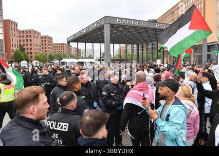 Berlin, Deutschland. Mai 2025. Demonstranten und Polizisten stehen bei einer pro-palästinensischen Demonstration am Potsdamer Platz. Quelle: Paul Zinken/dpa/Alamy Live News Stockfoto