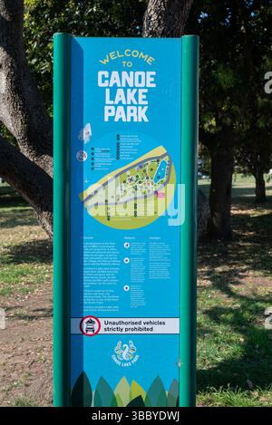 Schild am Eingang zum Canoe Lake, einem beliebten Parkgebiet in Southsea, Portsmouth. Mai 2025. Stockfoto